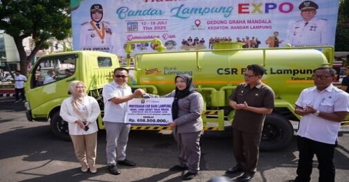 Pemkot Bandarlampung Terima Bantuan Truk Sedot Tinja dari Bank Lampung